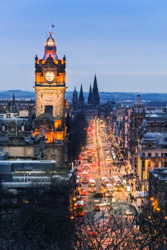 Stay near Edinburgh Castle from the Royal Mile